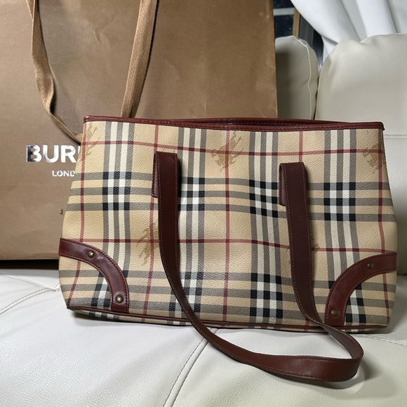 BURBERRY Medium Tote - Picture 6 of 13